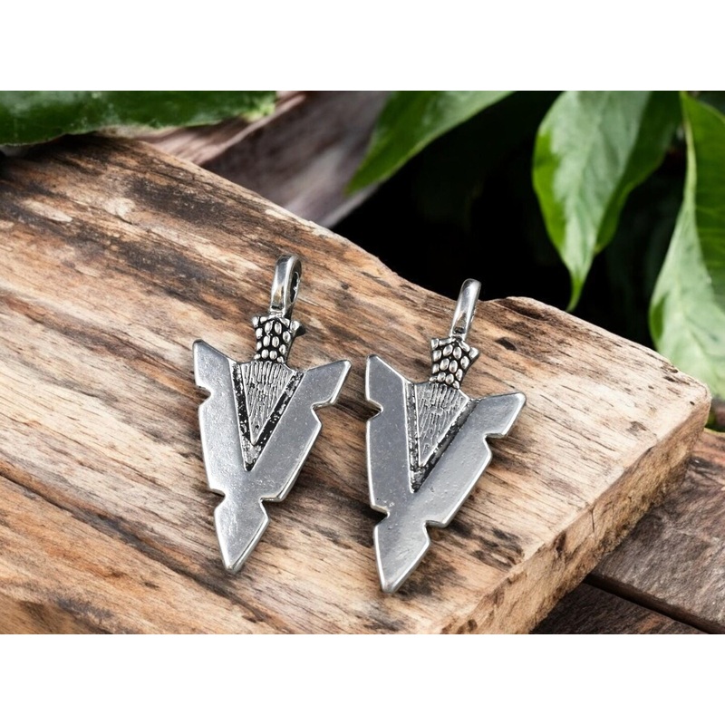 *10* 33x17mm Antique Silver Arrowhead Pendant